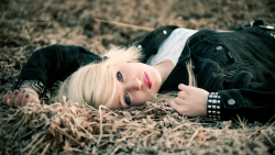 Blue-eyed Long-haired Chelsea Deen American Blonde Teen Model Girl Wallpaper #001
