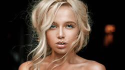 Blue-eyed Long-haired Maria Popova Bulgary Blonde Model Girl Wallpaper #001
