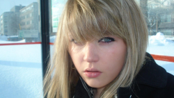 Blue-eyed Molly Templeton Internet Blonde Celebrity Teen Girl Wallpaper #001
