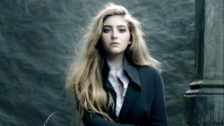Long-haired Willow Shields American Blonde Actress Celebrity Teen Girl Wallpaper #001