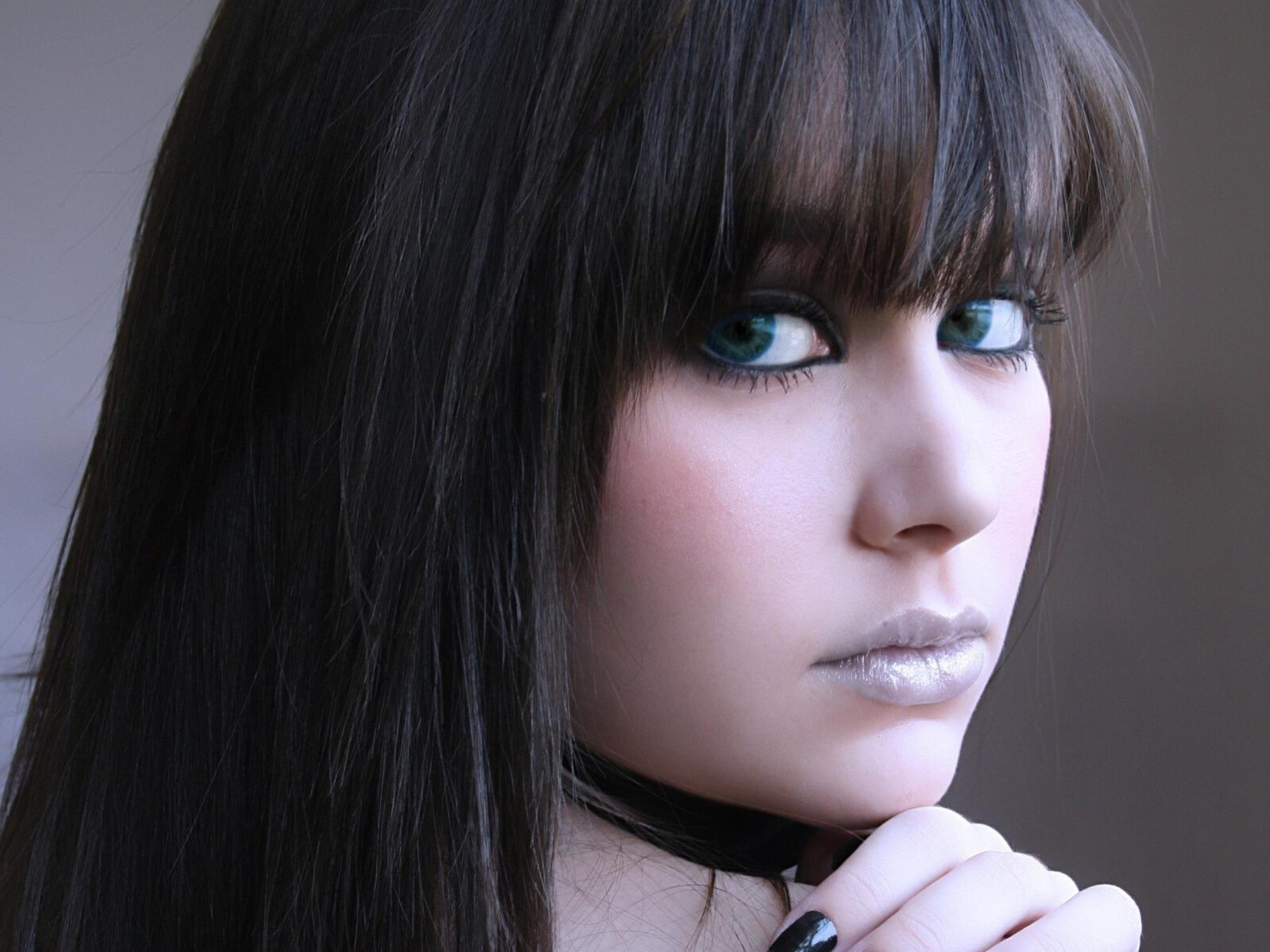 Sexy Blue-eyed Long-haired Brunette Teen Girl Wallpaper #6536